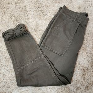 Wilfred Free cropped khaki cargo style pants / dark green / Aritzia 100% cotton